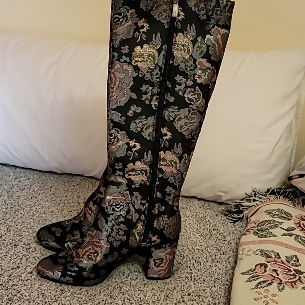 Kenneth Cole Reaction Time To Step Brocade Knee High Boots Size 10 NWT - Picture 2 of 7